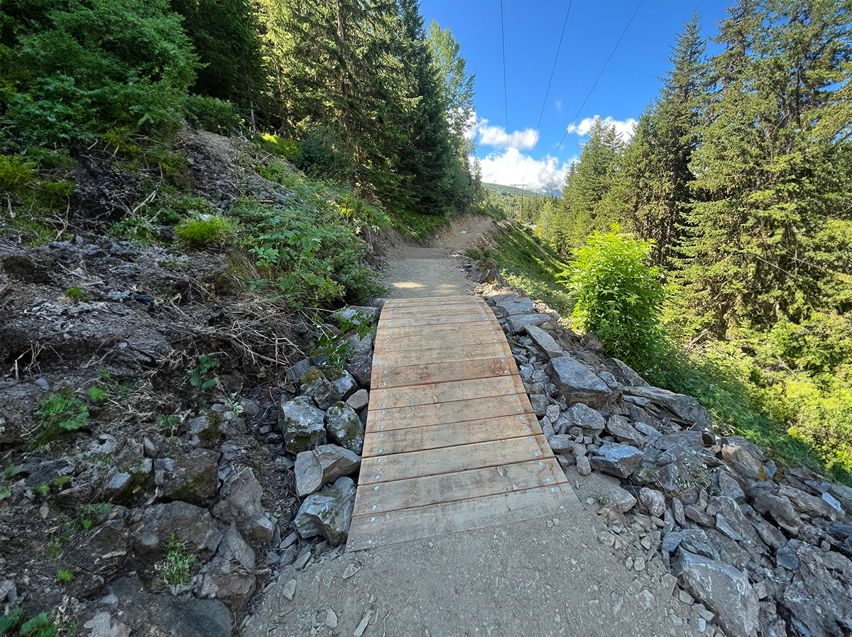 Construction d’un pumptrack en montagne aux Arcs par l’entreprise Ride and Build, chantier estival d’aménagement VTT.