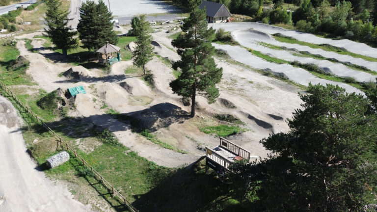 Vue aérienne de la Riding Zone de Serre Chevalier réalisée par Ride & Build, montrant l’ensemble du bikepark, du pumptrack et des zones ludiques aménagées pour le VTT.