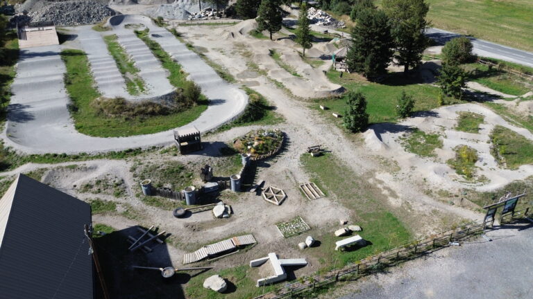 Vue aérienne de la Rolling Zone de Serre Chevalier, un espace VTT et pumptrack conçu par Ride & Build, spécialiste des aménagements de loisirs 4 saisons en montagne.