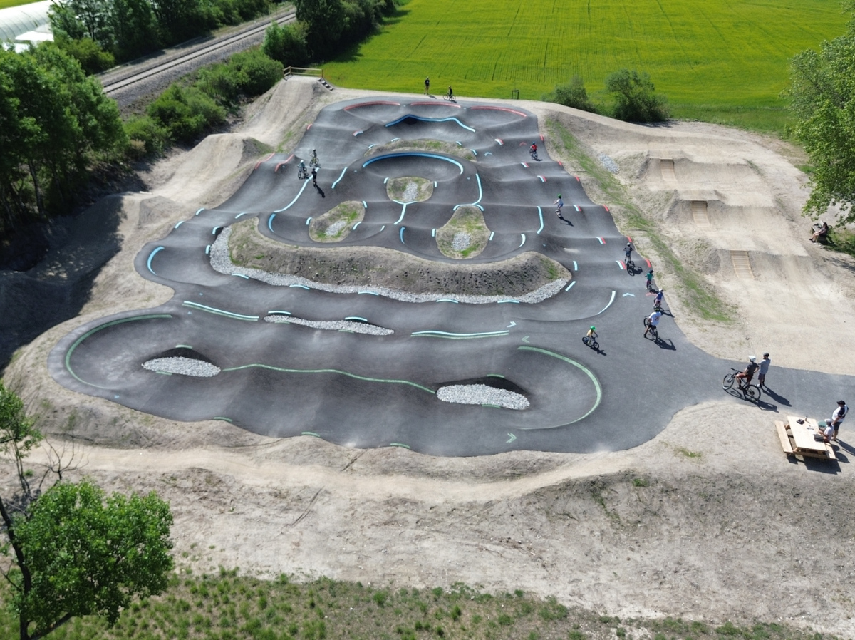 La Jumpline d’Eygliers, située à proximité immédiate du pumptrack, propose trois lignes de dirt adaptées à tous les niveaux : verte, bleue et rouge. Le site comprend également un pumptrack avec trois niveaux de difficulté — vert, bleu et rouge — idéal pour progresser en VTT, BMX ou draisienne.